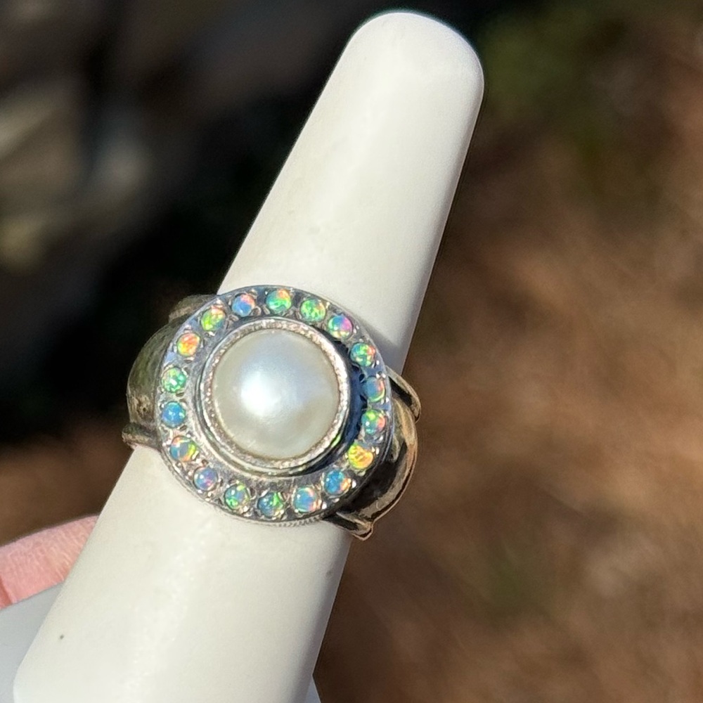 Vintage Silver Ring with Pearl and Opalescent Gems - Picture 3 of 11